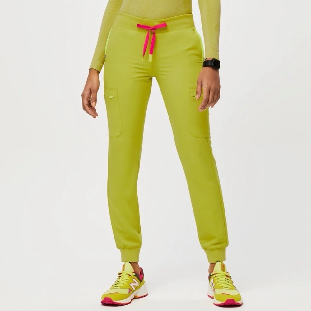 NWT FIGS Limited Edition Muoy Jogger Scrub Pants in Limeade.‎